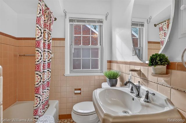 35724 Elm Street, Wayne, MI 48184