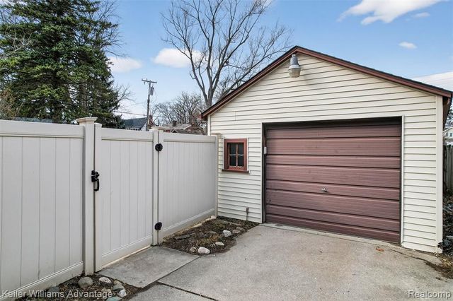 35724 Elm Street, Wayne, MI 48184