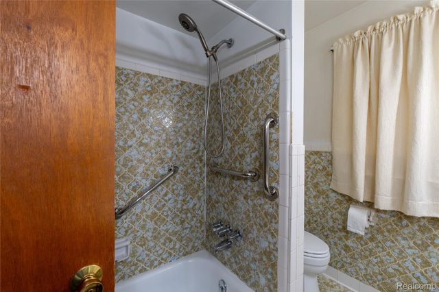 2930 Groves Drive, Sterling Heights, MI 48310