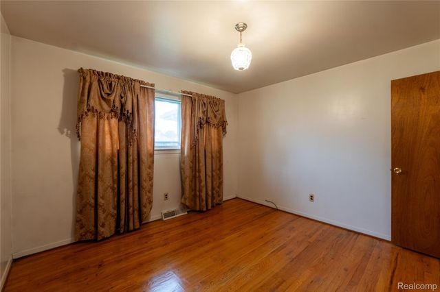 2930 Groves Drive, Sterling Heights, MI 48310