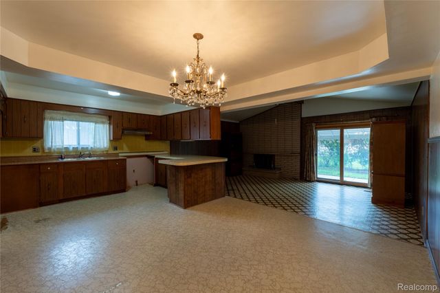 2930 Groves Drive, Sterling Heights, MI 48310