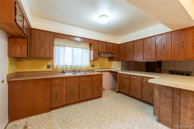 2930 Groves Drive, Sterling Heights, MI 48310