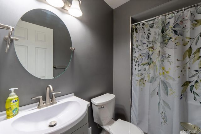 2930 Groves Drive, Sterling Heights, MI 48310