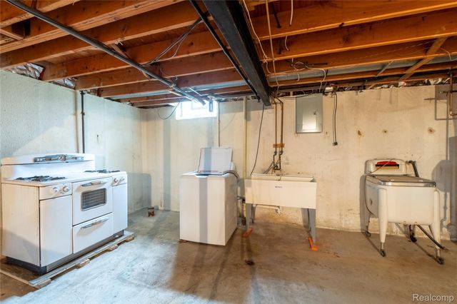 2930 Groves Drive, Sterling Heights, MI 48310