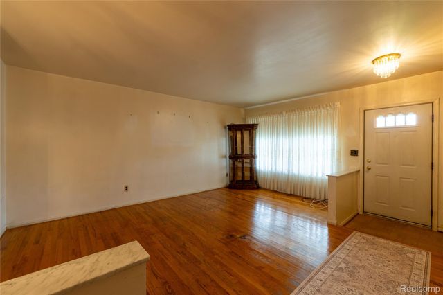 2930 Groves Drive, Sterling Heights, MI 48310