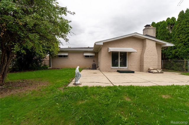 2930 Groves Drive, Sterling Heights, MI 48310