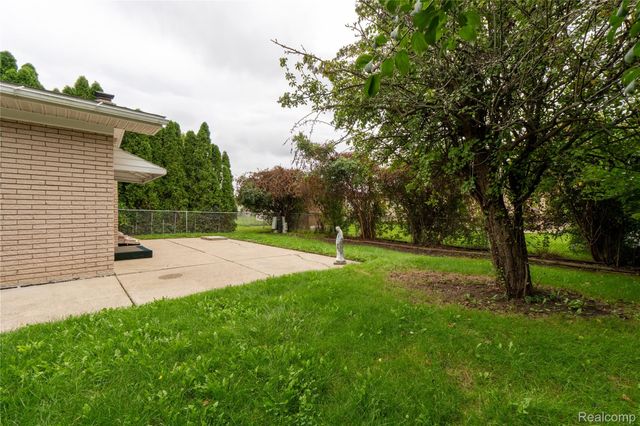 2930 Groves Drive, Sterling Heights, MI 48310