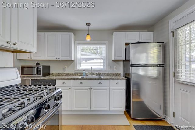 45 W Morehouse Avenue, Hazel Park, MI 48030