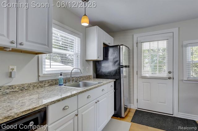 45 W Morehouse Avenue, Hazel Park, MI 48030