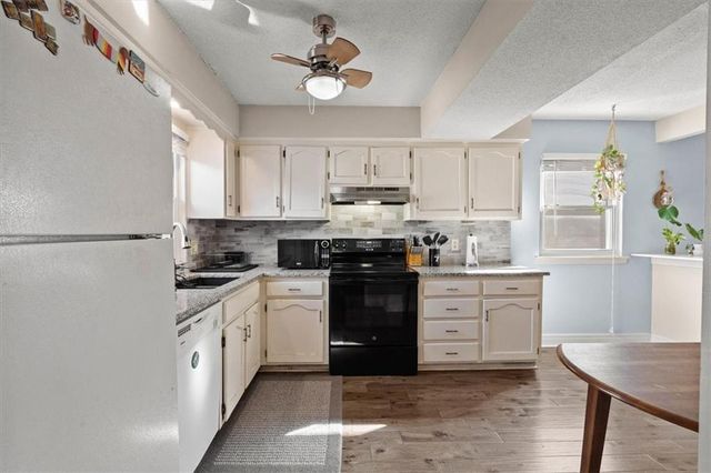 7815 W 61st Terrace, Overland Park, KS 66202