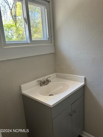 240 W New Hampshire Avenue, Southern Pines, NC 28387