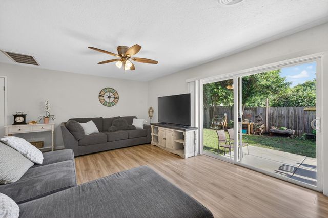 716 Winslow Dr, Yuba City, CA 95991