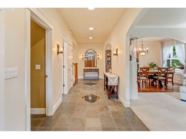 2613 BEACON HILL Dr, West Linn, OR 97068