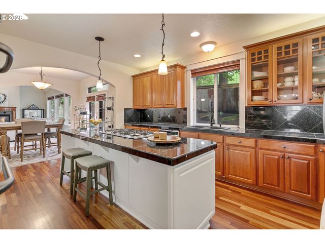 2613 BEACON HILL Dr, West Linn, OR 97068