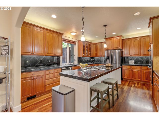 2613 BEACON HILL Dr, West Linn, OR 97068