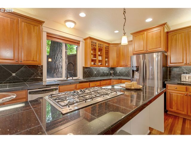 2613 BEACON HILL Dr, West Linn, OR 97068
