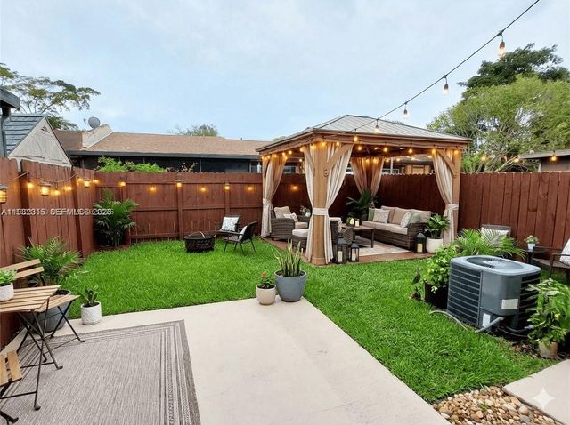 2320 Elm Ct, Pembroke Pines, FL 33026