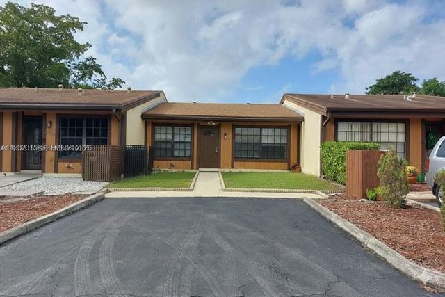 2320 Elm Ct, Pembroke Pines, FL 33026