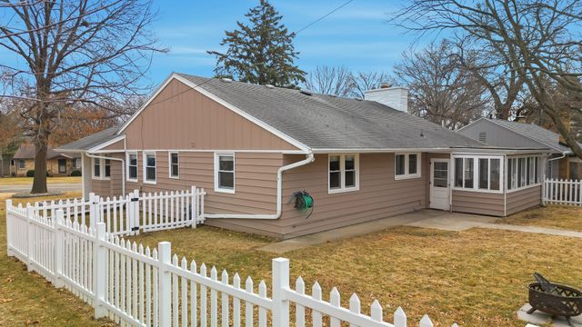 923 Institute Boulevard, Dixon, IL 61021