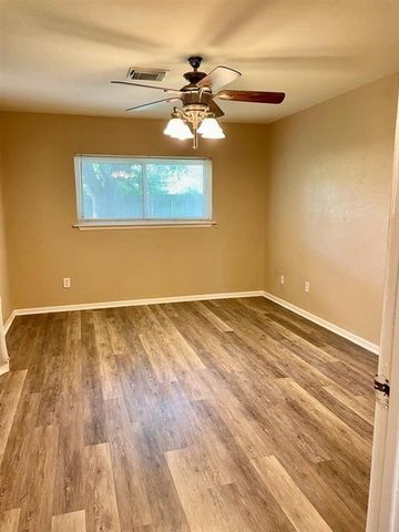 418 Elder Glen Dr, Webster, TX 77598