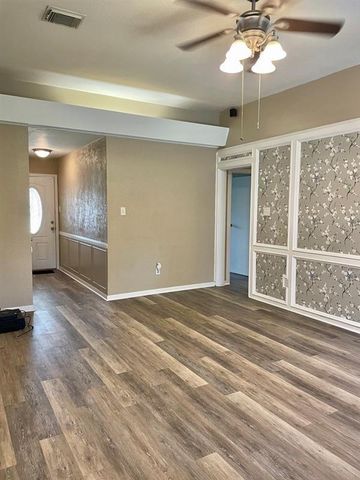 418 Elder Glen Dr, Webster, TX 77598