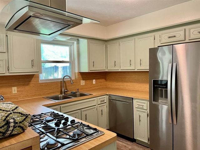 418 Elder Glen Dr, Webster, TX 77598