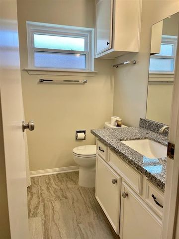 418 Elder Glen Dr, Webster, TX 77598