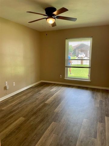 418 Elder Glen Dr, Webster, TX 77598