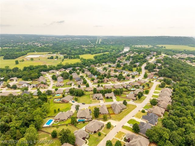 2117 Parkway Circle, Van Buren, AR 72956