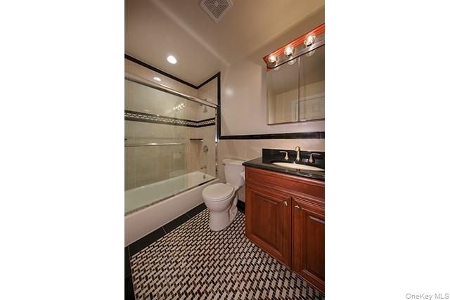 14 Nottingham Place 1406B, Coram, NY 11727