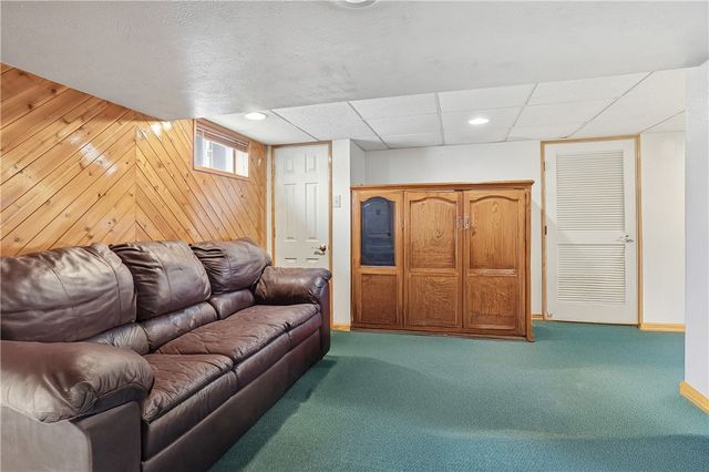 396 Oak Spring Rd, Canonsburg, PA 15317