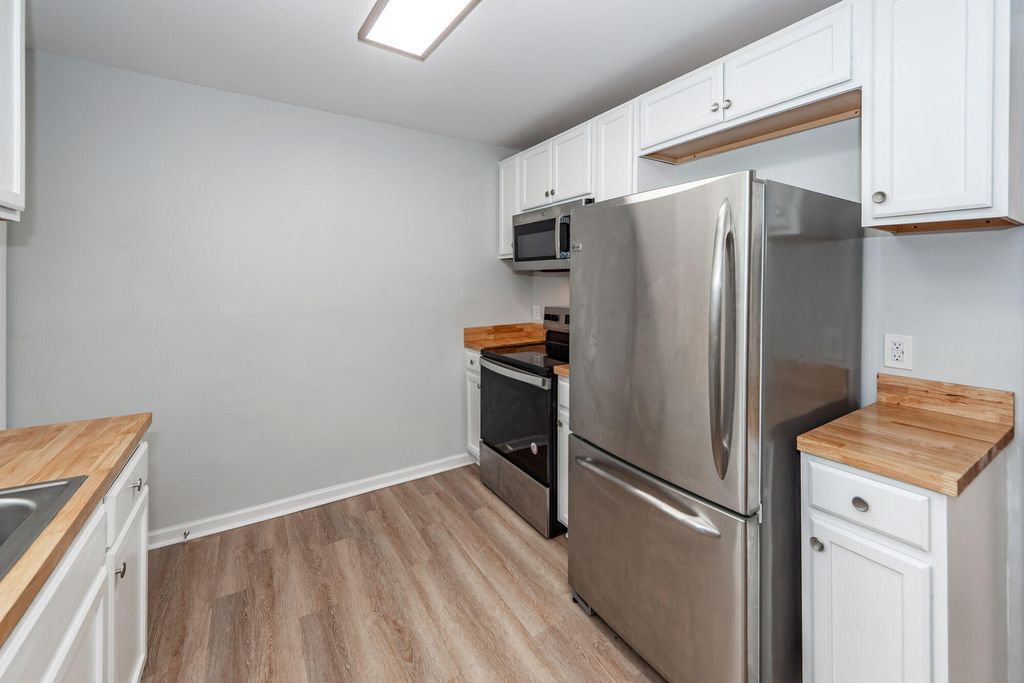 Image 6 of property listing at 2209 Odessa Street, Charleston, SC 29405