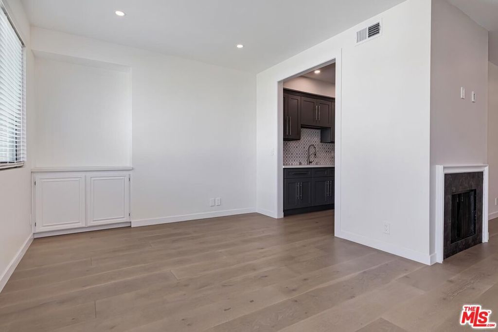 Image 10 of property listing at 8568 Burton Way 301, Los Angeles, CA 90048