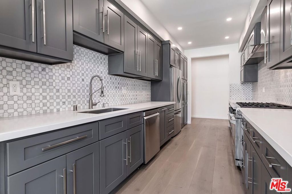 Image 12 of property listing at 8568 Burton Way 301, Los Angeles, CA 90048