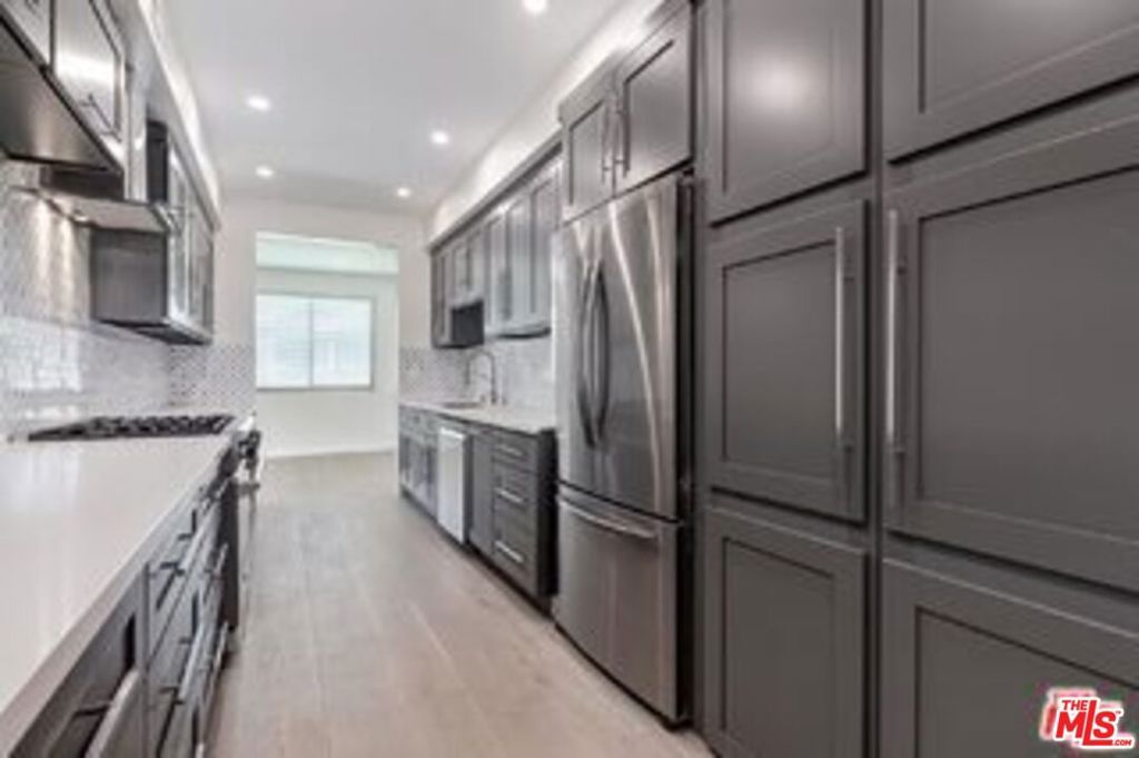 Image 13 of property listing at 8568 Burton Way 301, Los Angeles, CA 90048