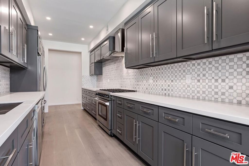 Image 14 of property listing at 8568 Burton Way 301, Los Angeles, CA 90048