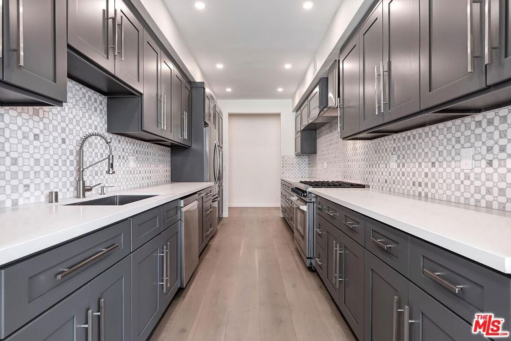 Image 15 of property listing at 8568 Burton Way 301, Los Angeles, CA 90048