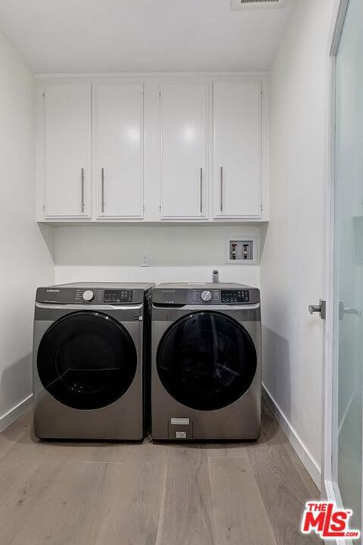 Image 16 of property listing at 8568 Burton Way 301, Los Angeles, CA 90048