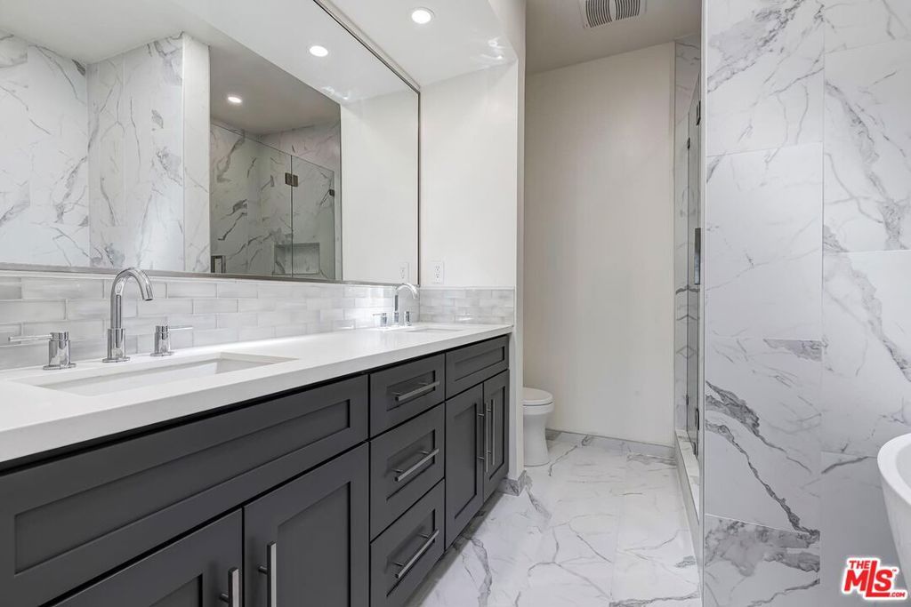 Image 21 of property listing at 8568 Burton Way 301, Los Angeles, CA 90048