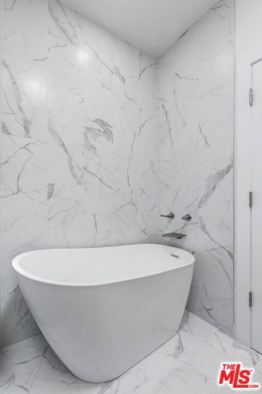 Image 22 of property listing at 8568 Burton Way 301, Los Angeles, CA 90048