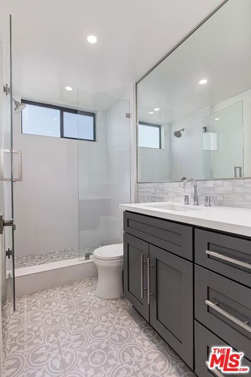 Image 26 of property listing at 8568 Burton Way 301, Los Angeles, CA 90048