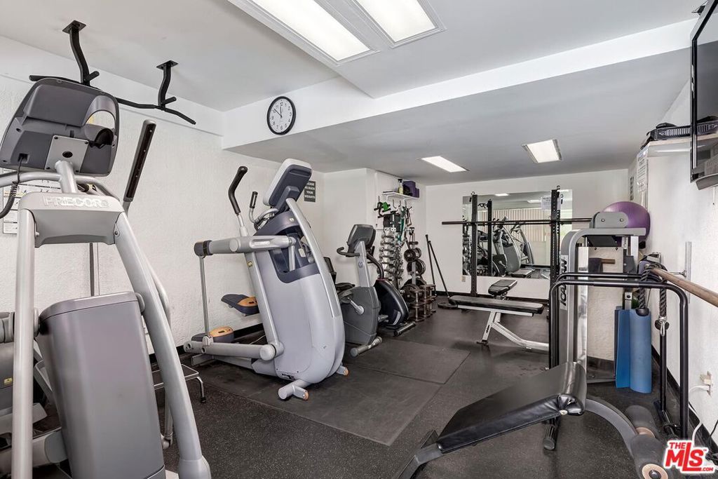 Image 31 of property listing at 8568 Burton Way 301, Los Angeles, CA 90048