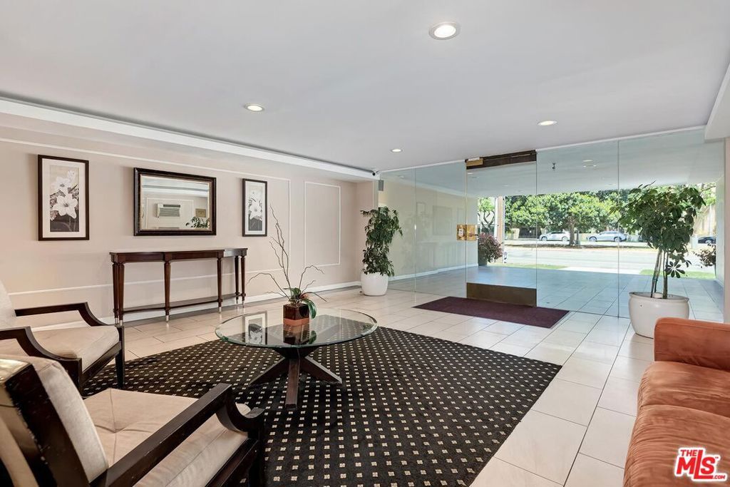 Image 33 of property listing at 8568 Burton Way 301, Los Angeles, CA 90048