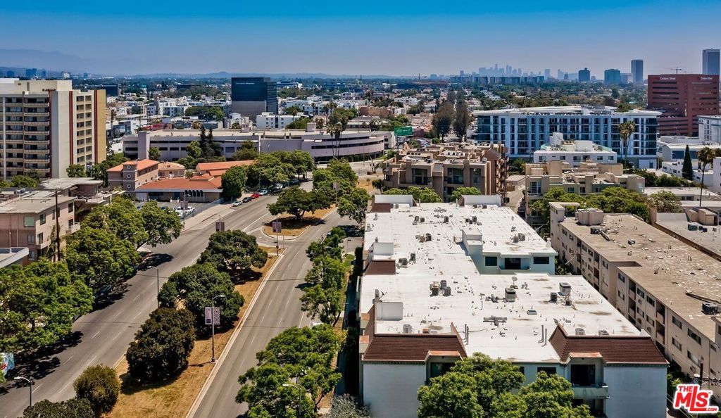 Image 36 of property listing at 8568 Burton Way 301, Los Angeles, CA 90048