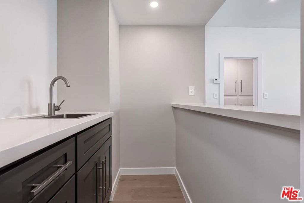 Image 4 of property listing at 8568 Burton Way 301, Los Angeles, CA 90048