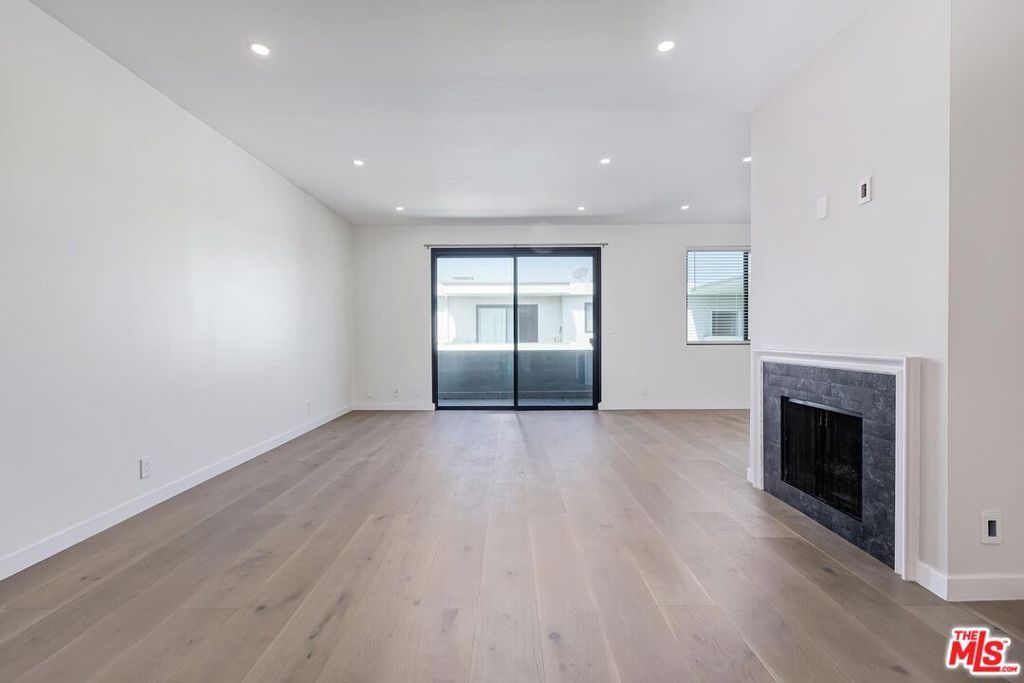 Image 5 of property listing at 8568 Burton Way 301, Los Angeles, CA 90048