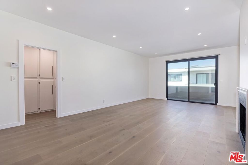 Image 6 of property listing at 8568 Burton Way 301, Los Angeles, CA 90048