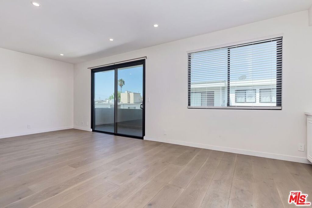 Image 7 of property listing at 8568 Burton Way 301, Los Angeles, CA 90048