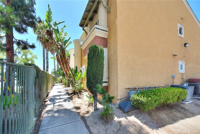 760 Rimpau 102, Corona, CA 92879