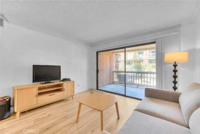 760 Rimpau 102, Corona, CA 92879
